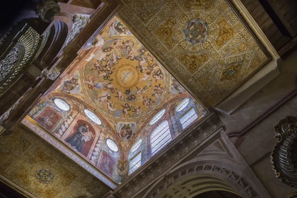 Interior de Mezquita-Catedral, Detalhe do telhado da parte cristã da Catedral de Mezquita de Córdoba, Patrimônio Mundial da UNESCO, Córdoba, Espanha — Fotografia de Stock