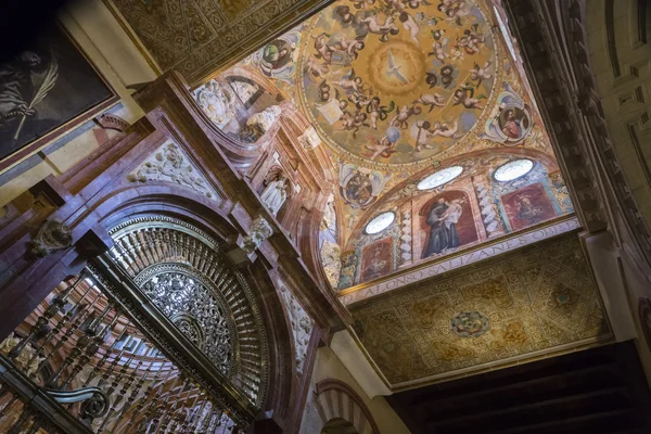 Interior de Mezquita-Catedral, Detalle del techo de la parte cristiana de la Mezquita Catedral de Córdoba, Patrimonio de la Humanidad por la UNESCO, Córdoba, España — Foto de Stock