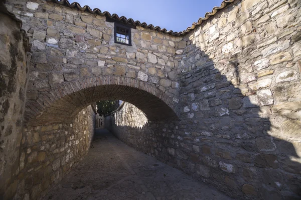 バエサ、石造アーチ、ハエン県、アンダルシア、スペインの路地で中世の近所 — ストック写真