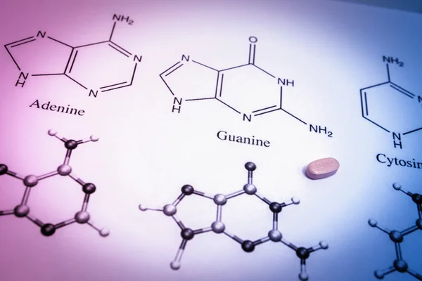 Química fórmula científica e pílula rosa. Conceito de medicina — Fotografia de Stock