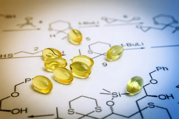 Química fórmula ciência e cápsulas de óleo. Conceito de medicina — Fotografia de Stock