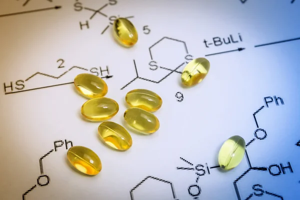 Chemie Wissenschaft Formel und Ölkapseln. Medizinkonzept — Stockfoto