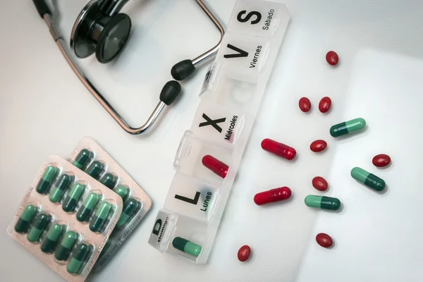 Algunas píldoras en un pillbox, tratamiento diario de la medicación —  Fotos de Stock