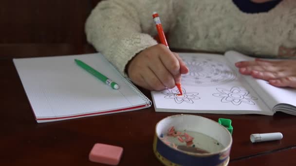Молода дівчина малює квіти на папері — стокове відео
