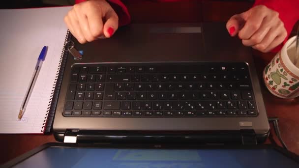 Mulher digitando no teclado do computador — Vídeo de Stock