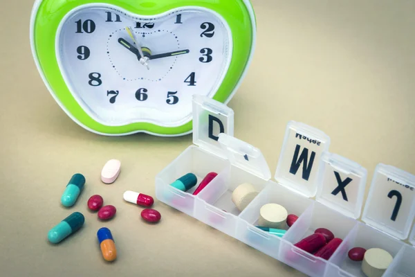 Wat pillen in een pillendoos, dagelijkse medicijnbehandeling — Stockfoto
