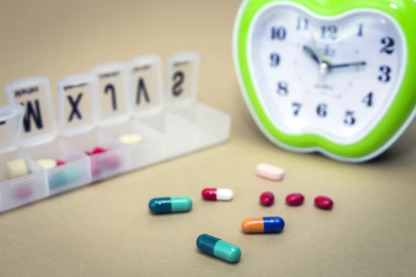 Pillerit pillerilaatikossa, päivittäinen lääkitys hoito — kuvapankkivalokuva