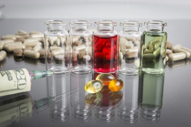 hapları ile birlikte bir şırınga sanita kavramı ile küçük şişeler