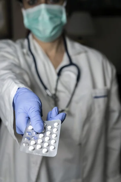 Médico femenino con píldoras — Foto de Stock