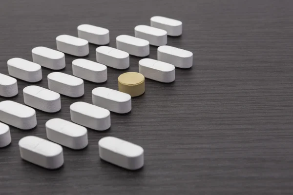 Line of aligned pills on the table — Stockfoto