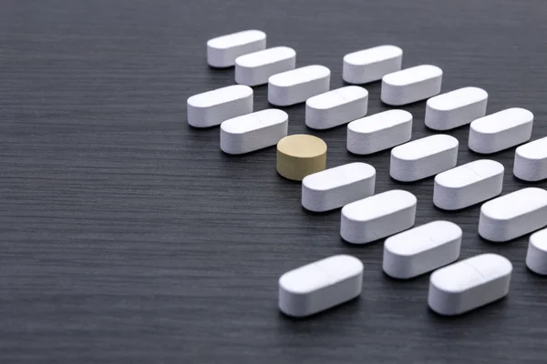 一直線に並べられた白い錠剤 — ストック写真