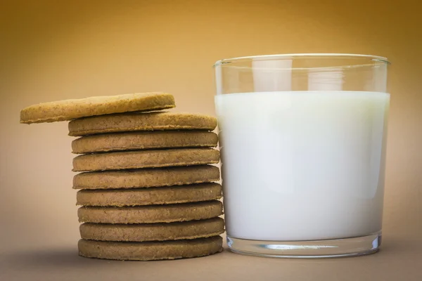 Verre de lait et biscuits rond — Photo