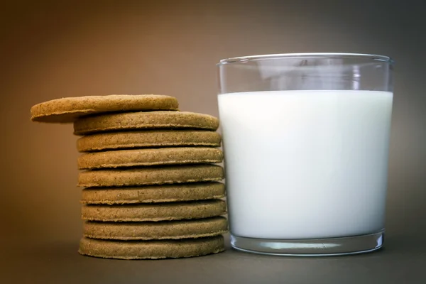 Verre de lait et biscuits rond — Photo