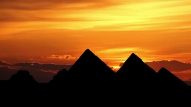 Giza Vadisi'nde büyük piramitler arkasında gündoğumu