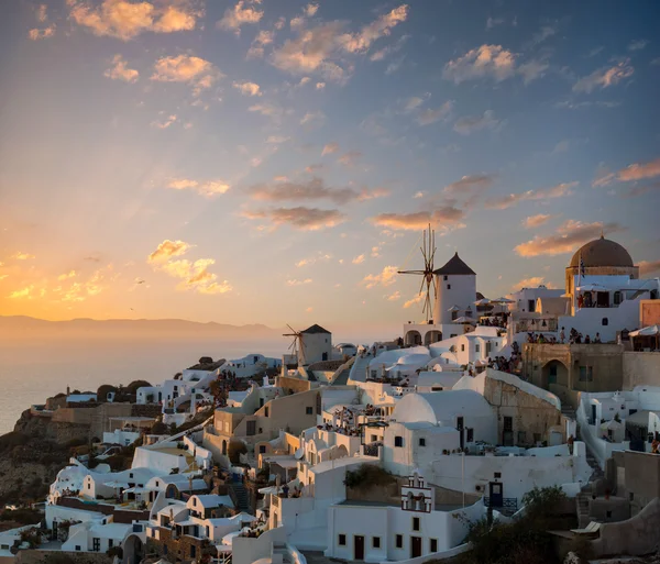 Dramatiska solnedgången över väderkvarnar i byn Oia, Santorini — Stockfoto