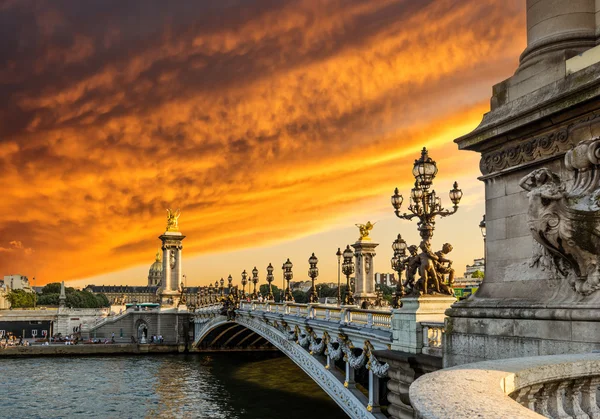 Fantastischer sonnenuntergang über der alexandre iii brücke (pont alexandre iii) — Stockfoto