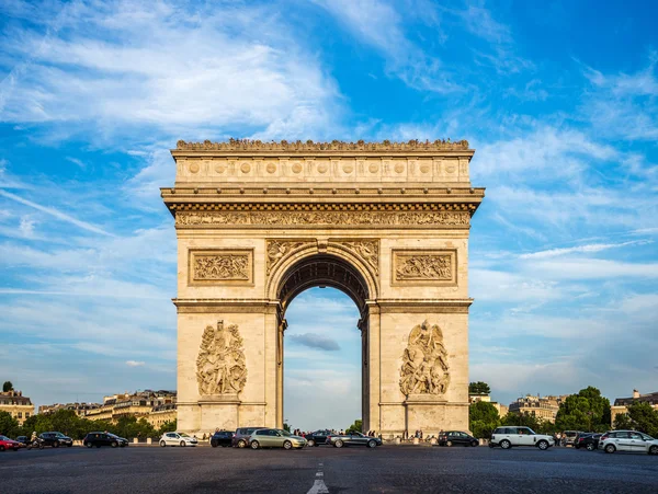 Zafer (arc de triomphe) dramatik gökyüzü ile kemer — Stok fotoğraf