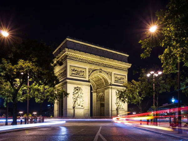 Triumphbogen (Arc de triomphe) bei Nacht mit leichten Wegen — Stockfoto