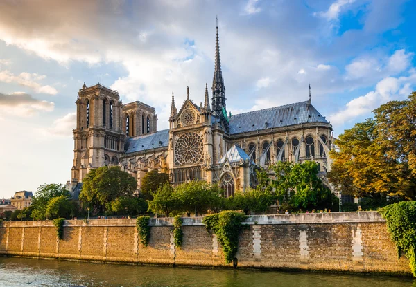 Nádherný západ slunce nad katedrála notre dame — Stock fotografie