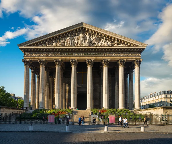 Madeleine Kilisesi dramatik gökyüzü, Paris altında — Stok fotoğraf