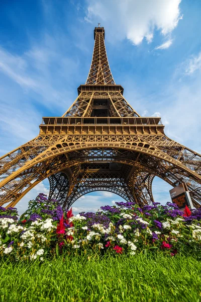 Menara Eiffel di bawah langit yang dramatis — Stok Foto