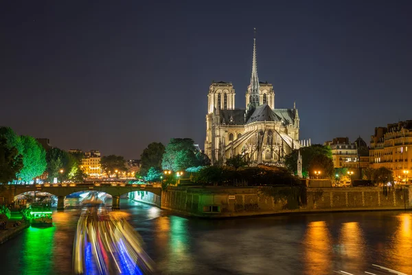 Catedral de Notre Dame à noite — Fotografia de Stock