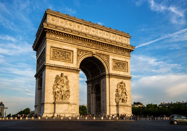 Триумфальная арка (Триумфальная арка) с драматическим небом — стоковое фото