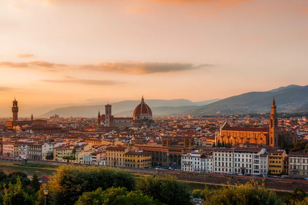 Gyllene solnedgång över staden Florens, Italien — Stockfoto