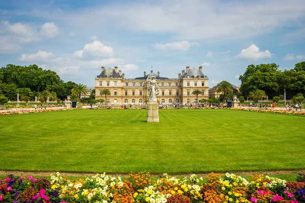 Luxembourg gardens and palace with puffy clouds in Paris — Stock Photo, Image
