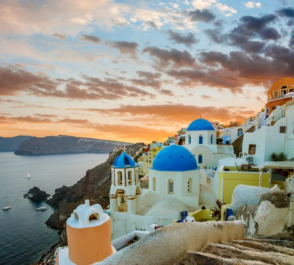 Igrejas da aldeia de Oia durante o belo pôr do sol, Santorini — Fotografia de Stock