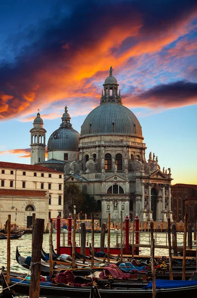 Драматический закат над Гранд-каналом в Венеции — стоковое фото