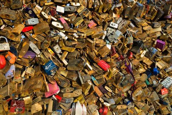 Candados de amor bajo los rayos del atardecer en París — Foto de Stock