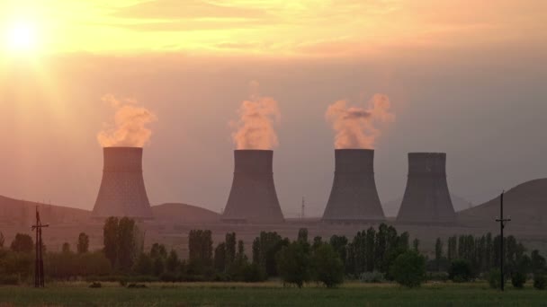 Rayons de coucher de soleil sur les tours de refroidissement de la centrale nucléaire émettant de la vapeur — Video