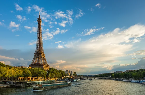 Prachtige zonsondergang over eiffel toren en de seine rivier — Stockfoto