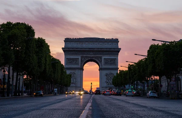 Arc de Triomphe (Arc de Triomphe) avec coucher de soleil spectaculaire derrière — Photo