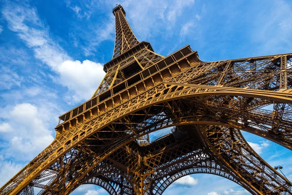 Gambar lebar indah Menara Eiffel dengan langit dramatis pada akhir malam — Stok Foto