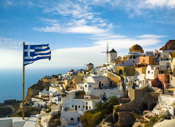 Molinos de viento del pueblo de Oia al atardecer, Santorini — Foto de Stock