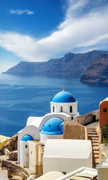 Kyrkorna i oia byn under fluffigt moln, santorini — Stockfoto