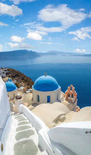 Egyházak, oia falu a felhők alatt, santorini — Stock Fotó