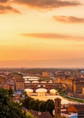 Arno Nehri üzerinde altın günbatımı