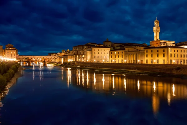 Florencie po západu slunce s odrazy na břehu řeky Arno — Stock fotografie