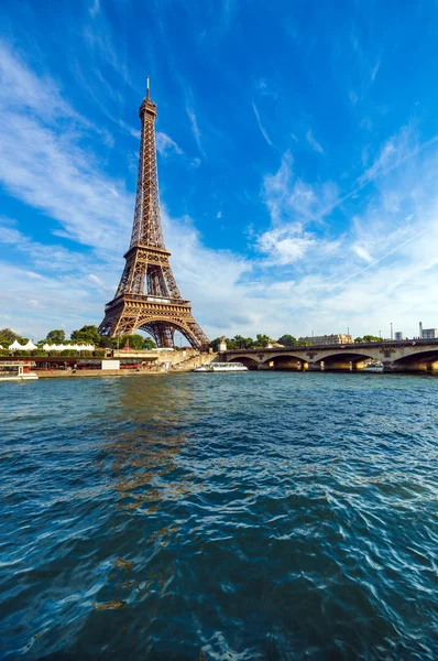 Эйфелева башня и река Сена с пышными облаками, Париж, Франция — стоковое фото