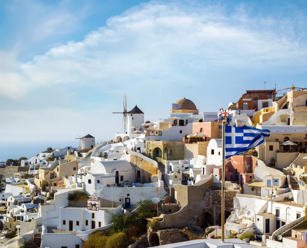 Moinhos de vento da aldeia de Oia no dia ensolarado — Fotografia de Stock