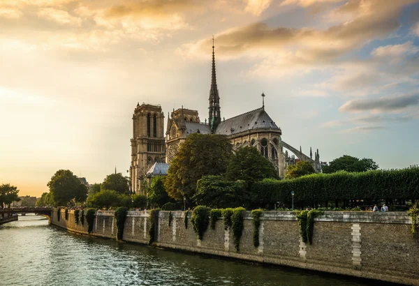 Sunset rays over Notre Dame cathedral — Stock Photo, Image