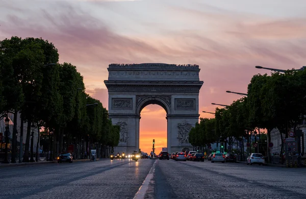 Triumphbogen (arc de triomphe) mit dramatischem Sonnenuntergang — Stockfoto