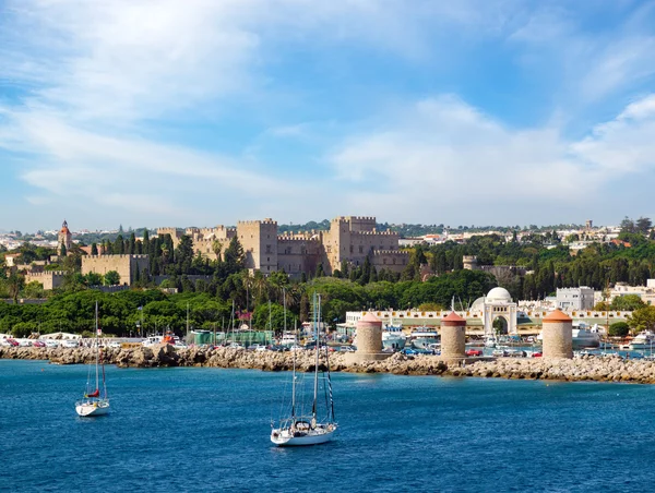 Château de chevalier célèbre et moulins à vent à Rhodes — Photo