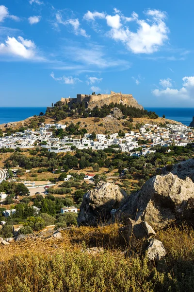 Staden lindos och Akropolis på ön Rhodos — Stockfoto