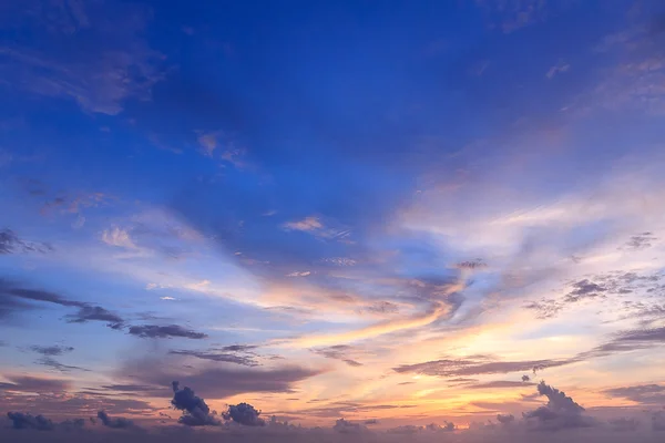 Cielo hermoso y puesta de sol — Foto de Stock