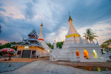 Wat Phra bu DOI Kong Mu, Mae Hong Son gün batımında Pagoda