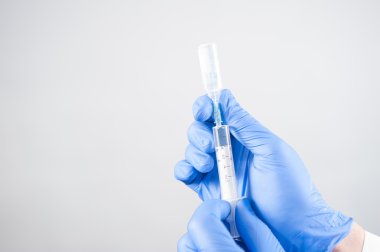 bir iğne ile şırınga, sıvı ile şırınga,